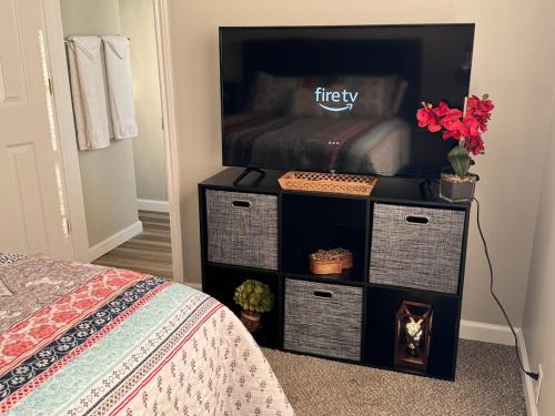 Port NechesにあるQuiet & Cozy in 3BR 2BAのベッドルーム(ベッド1台、スタンド内のテレビ付)