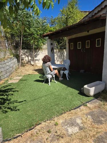 Taman di luar Guest House Provencal