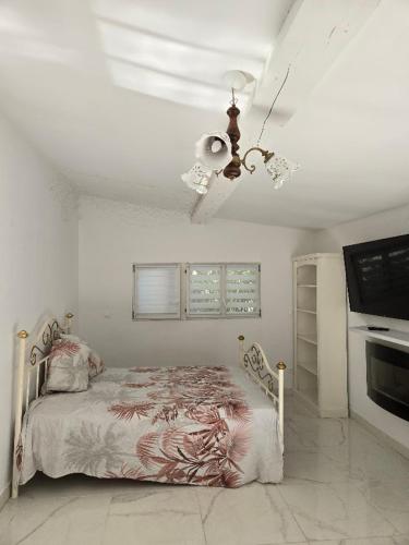 Katil atau katil-katil dalam bilik di Guest House Provencal