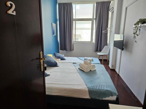 una camera da letto con due letti con sopra degli animali di peluche di Blife Tonya - private rooms at Santantonya 1st floor a Faro