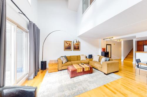 ブルー・マウンテンズにあるCachet Crossing 215のソファとテーブルのあるリビングルーム