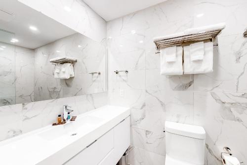 ブルー・マウンテンズにあるCachet Crossing 215の洗面台とトイレを備えた白いバスルーム