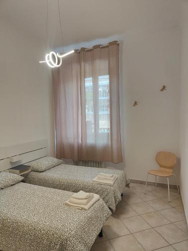 una habitación con dos camas y una ventana en Appartamento in Pietrasanta, en Pietrasanta