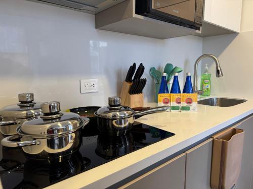 eine Küche mit zwei Töpfen auf dem Herd in der Unterkunft Bogotá Centro, Cerca de Monserrate y La Candelaria, Apartamento Moderno con Terraza panorámica, 2 habitaciones in Bogotá