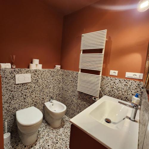 a bathroom with a toilet and a sink at Pan da Guardia Poldo in Genova