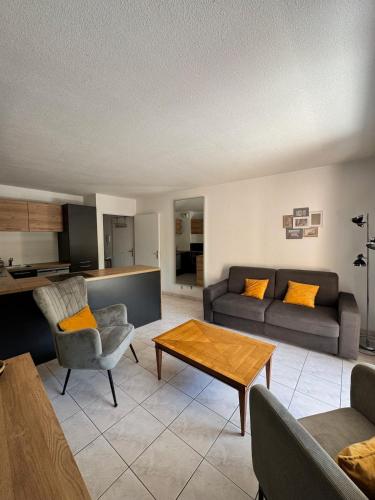 Charmant 2pcs - parking - piscine