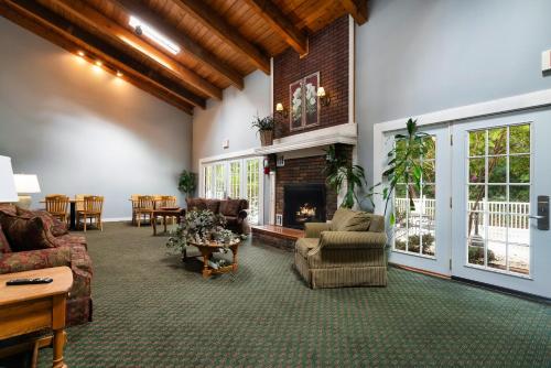 a living room filled with furniture and a fireplace at Mountain Meadows in Pigeon Forge