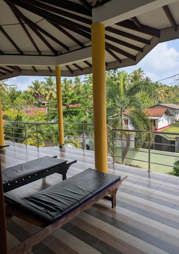 Hela Moksha Ayurvedic Villaにあるバルコニーまたはテラス