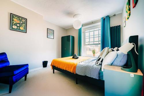 a bedroom with a bed and a window at London's Great Escape 2 Bed Flat in London