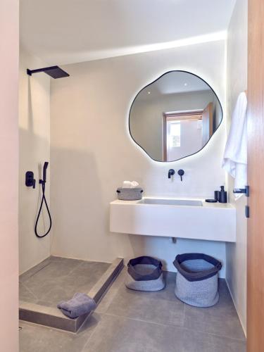 a bathroom with a sink and a mirror at Villa Zamira in Isterni