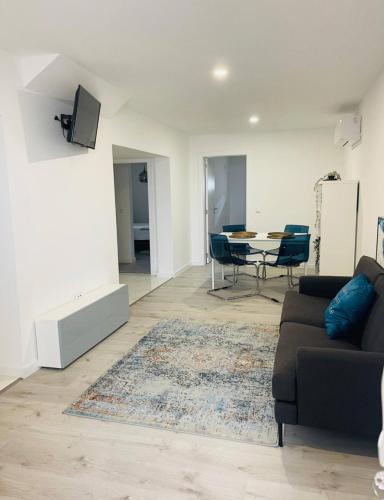 a living room with a couch and a table at Paraíso do Sítio 2 in Nazaré