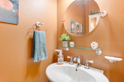 Ένα μπάνιο στο Half-Mi to Scotts Mills Falls Wine Country Apt