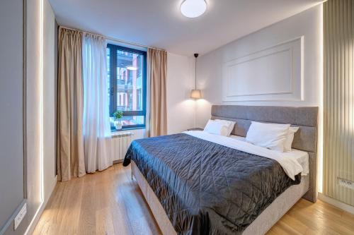 un dormitorio con una cama y una ventana en Belgrade Waterfront Ana Premium Living, en Belgrado