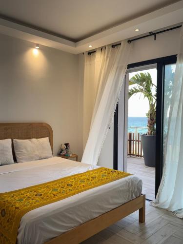 El AhmarにあるAppart vue mer et pieds dans l eauのベッドがあり海が見える寝室