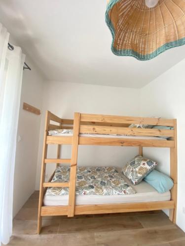 a bunk bed room with two bunk beds in a room at Joli mas bohème 60 m carré a seulement une minute à pied de la plage 4 personnes in Le Pradet