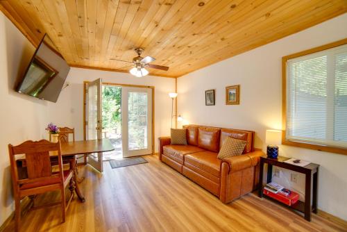 Gallery image of Golf, Hike, Sip Wine Cobb Mountain Cabin with Patio in Cobb
