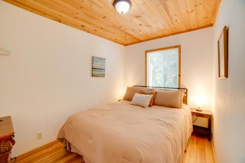 Gallery image of Golf, Hike, Sip Wine Cobb Mountain Cabin with Patio in Cobb