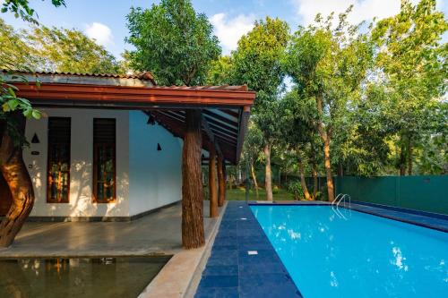 Bazén v ubytování Kingfisher Resort & Retreat Sigiriya nebo v jeho okolí