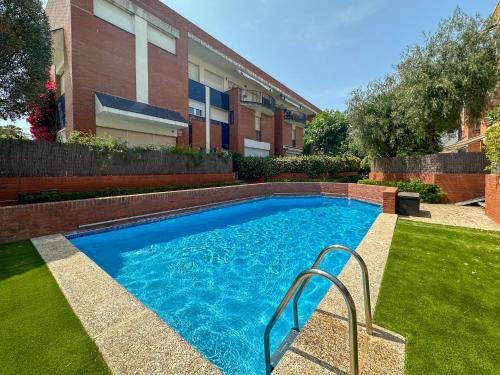 ein Pool in einem Hof neben einem Gebäude in der Unterkunft Ocean Spirit House by Hello Homes Sitges in Sitges