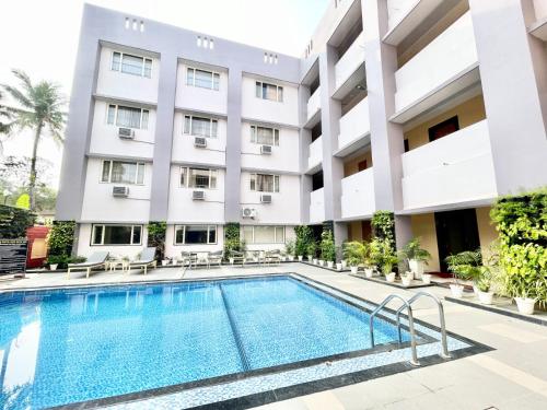 a swimming pool in front of a building at SWIMMING POOL HOTEL R - B PREMIUM Puri in Puri