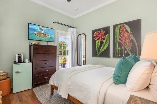 Ένα ή περισσότερα κρεβάτια σε δωμάτιο στο FLOR DE CANA at Azul Mansion Key West