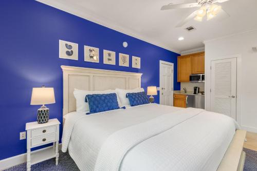 Postel nebo postele na pokoji v ubytování ROYAL PALM STUDIO at Travelers Palm Inn Key West