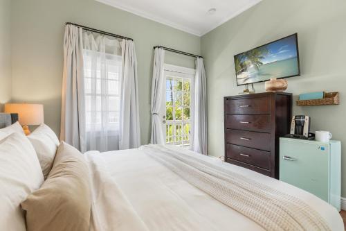 Voodi või voodid majutusasutuse CORTEZ at Azul Mansion Key West toas