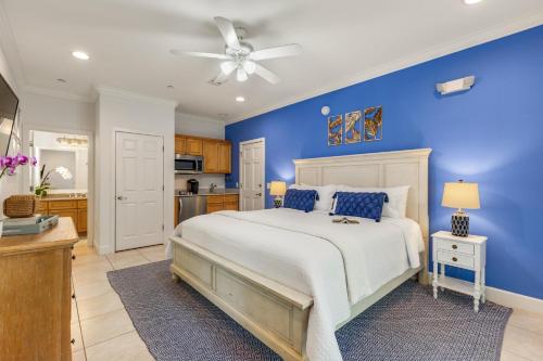 Postel nebo postele na pokoji v ubytování SUGAR PALM STUDIO at Travelers Palm Inn Key West