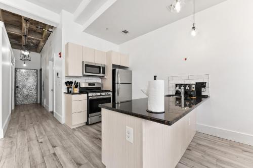 Η κουζίνα ή μικρή κουζίνα στο Lofts at Kearny - Rustic Chic 1-3BR Lofts with Quick NYC Access & On-Site Gym