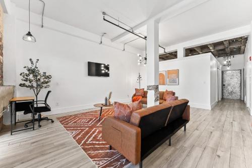 Μια τηλεόραση ή/και κέντρο ψυχαγωγίας στο Lofts at Kearny - Rustic Chic 1-3BR Lofts with Quick NYC Access & On-Site Gym