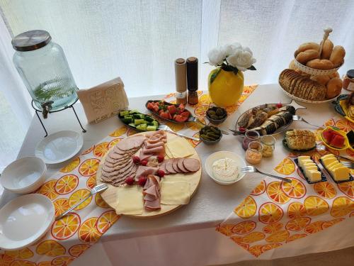 Đồ ăn tại/gần nhà khách