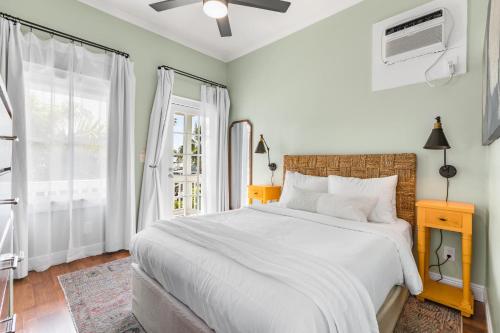 Ένα ή περισσότερα κρεβάτια σε δωμάτιο στο COHIBA at Azul Mansion Key West