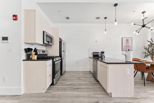 Η κουζίνα ή μικρή κουζίνα στο Lofts at Kearny - Rustic Chic 1-3BR Lofts with Quick NYC Access & On-Site Gym