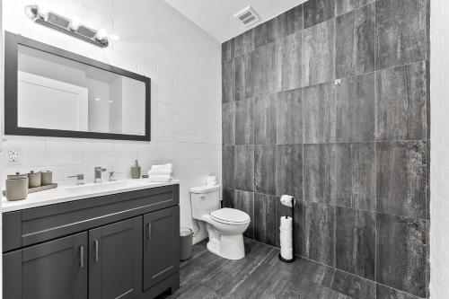 Ένα μπάνιο στο Lofts at Kearny - Rustic Chic 1-3BR Lofts with Quick NYC Access & On-Site Gym