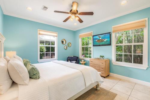 Ένα ή περισσότερα κρεβάτια σε δωμάτιο στο ROYAL PALM SUITE at Travelers Palm Inn Key West