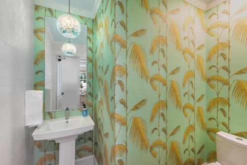 Ένα μπάνιο στο NUMBER ELEVEN at Scarlet Mango Inn Key West