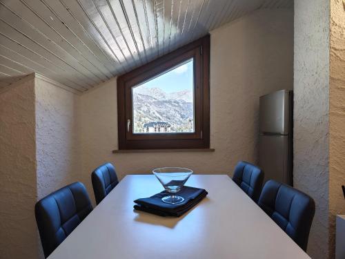 a conference room with a table with chairs and a window at Hostdomus - Stella Alpina in Pragelato