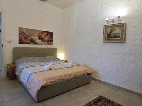 a bedroom with a bed with two candles on it at Hostdomus - Stella Alpina in Pragelato