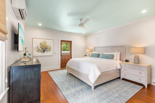 Postel nebo postele na pokoji v ubytování JULIE at Scarlet Mango Inn Key West