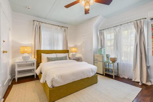 Ένα ή περισσότερα κρεβάτια σε δωμάτιο στο THE GATO ROOM at Inn on Fleming Key West!