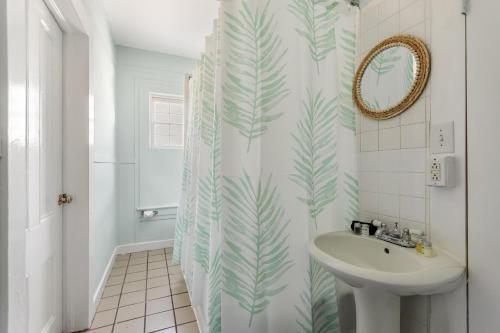 Ένα μπάνιο στο THE GATO ROOM at Inn on Fleming Key West!