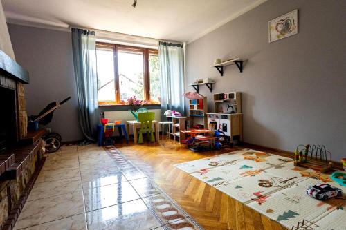 Μια τηλεόραση ή/και κέντρο ψυχαγωγίας στο Apartament Zielony Zakątek