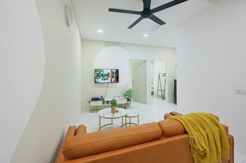 a living room with a brown couch and a table at Cameron Centrum Breeze Cozy Retreat Clover Home A-2-15B in Brinchang