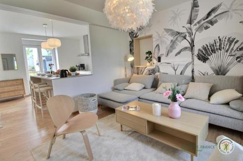 a living room with a couch and a table at Ti ma zud 2 in Plestin-les-Grèves