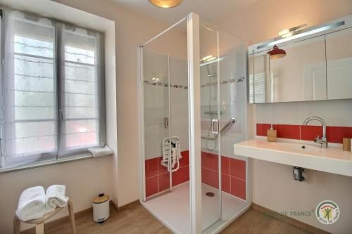a bathroom with a shower and a sink at Ti ma zud 2 in Plestin-les-Grèves