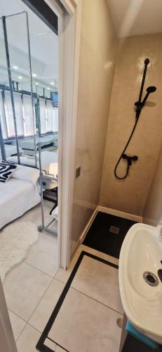 a bathroom with a sink and a bed in a room at Hostal del Currante Babilafuente in Babilafuente