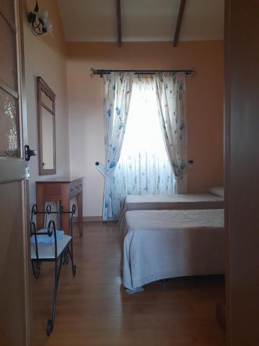 a bedroom with a bed and a window at Histórica Casa de la Oje in Agulo