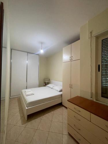 Katil atau katil-katil dalam bilik di Pine View Apartment Durrës