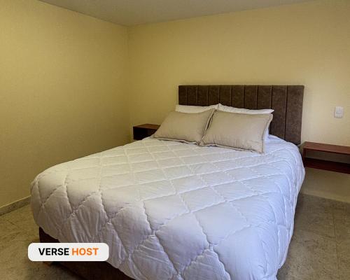 Una cama o camas en una habitación de Espectacular Finca en Sopó - Vía Pionono