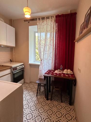 Η κουζίνα ή μικρή κουζίνα στο Cozy retro apartment near park